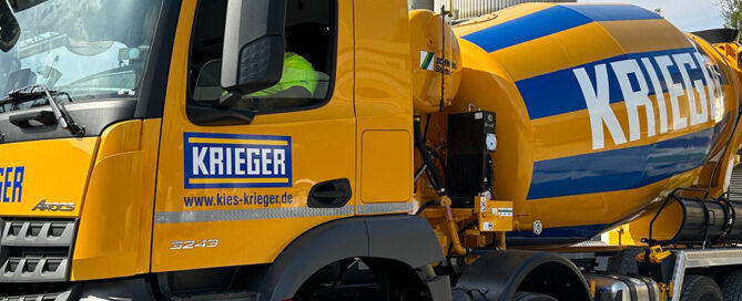 Krieger-Betonmischer-LKW vor dem Werk